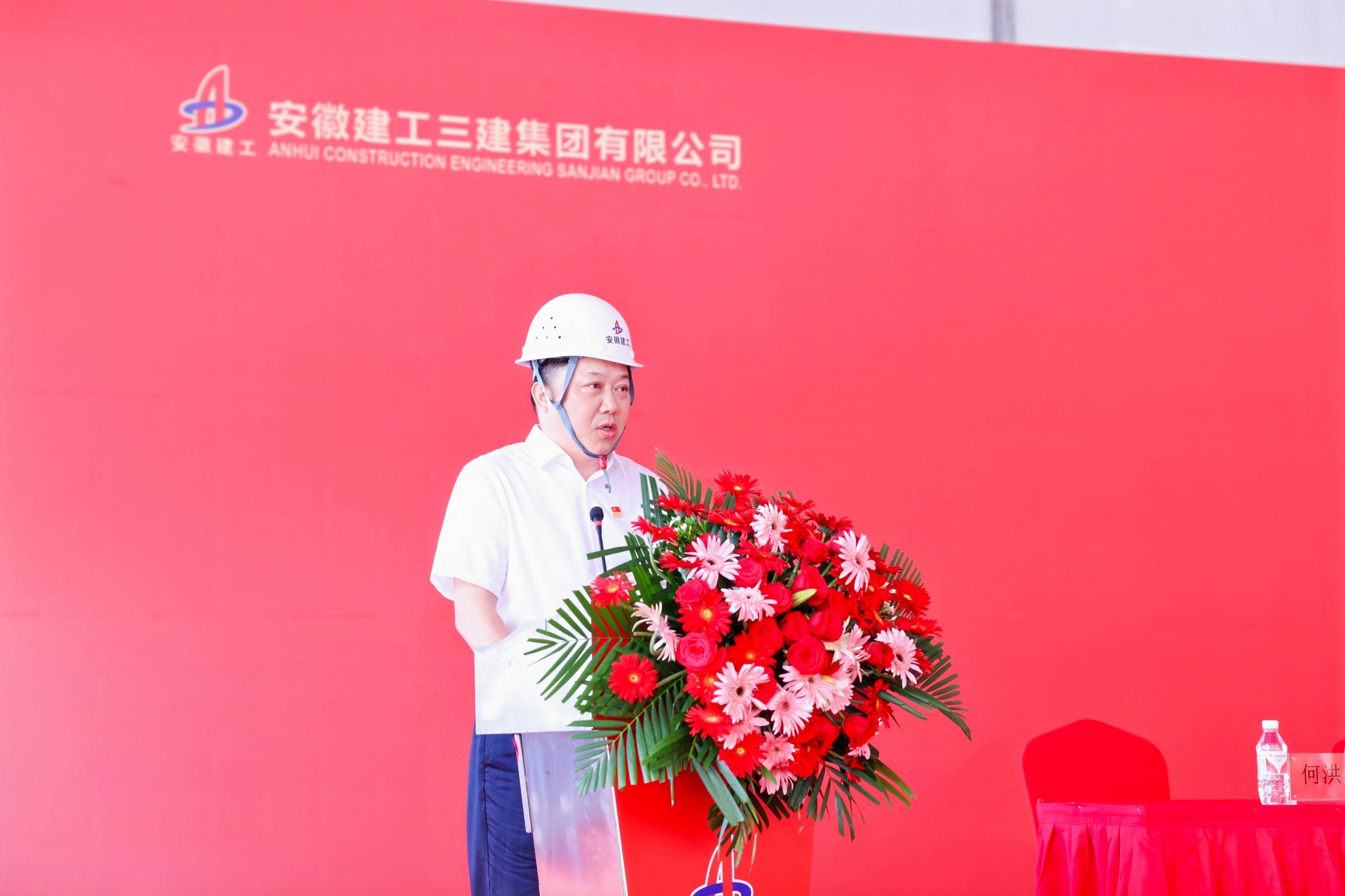 3亚新官方网站党委书记、董事长何洪春.JPG