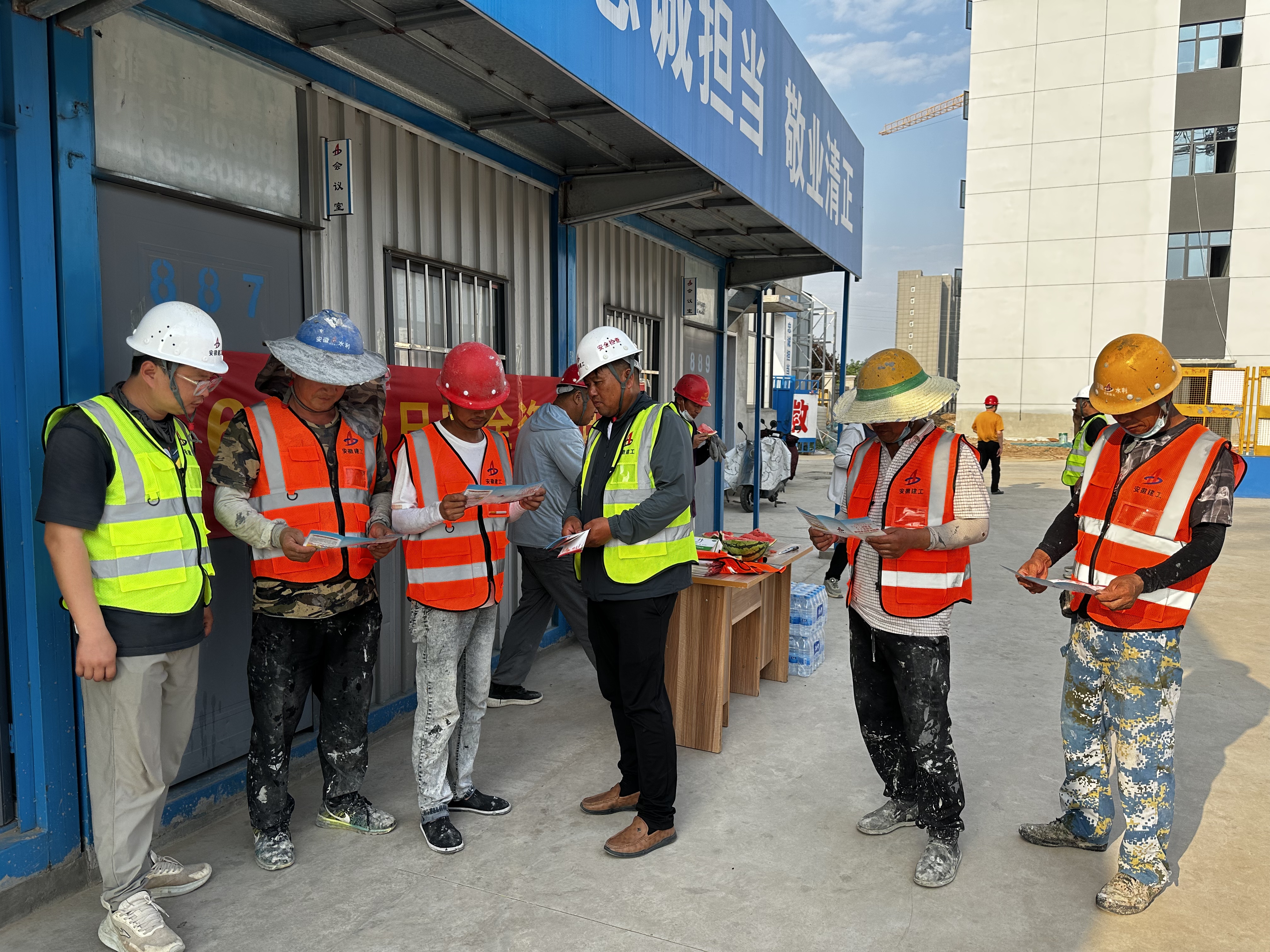 发放降温医药品及安全手册 (2).jpg